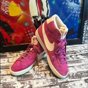 NIKE BLAZER HI SUEDE VNTG VINTAGE
VOLTAGE CHERRY 2013 Women’s 
US 8.5.
